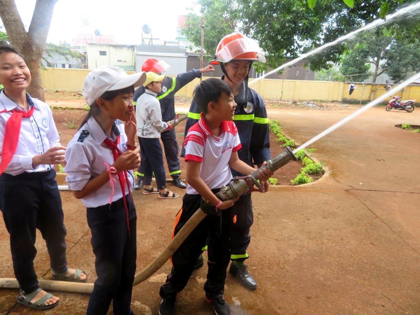 Huyện Krông Pắc tổ chức Chương trình trải nghiệm “Một ngày làm lính cứu hỏa” năm 2017